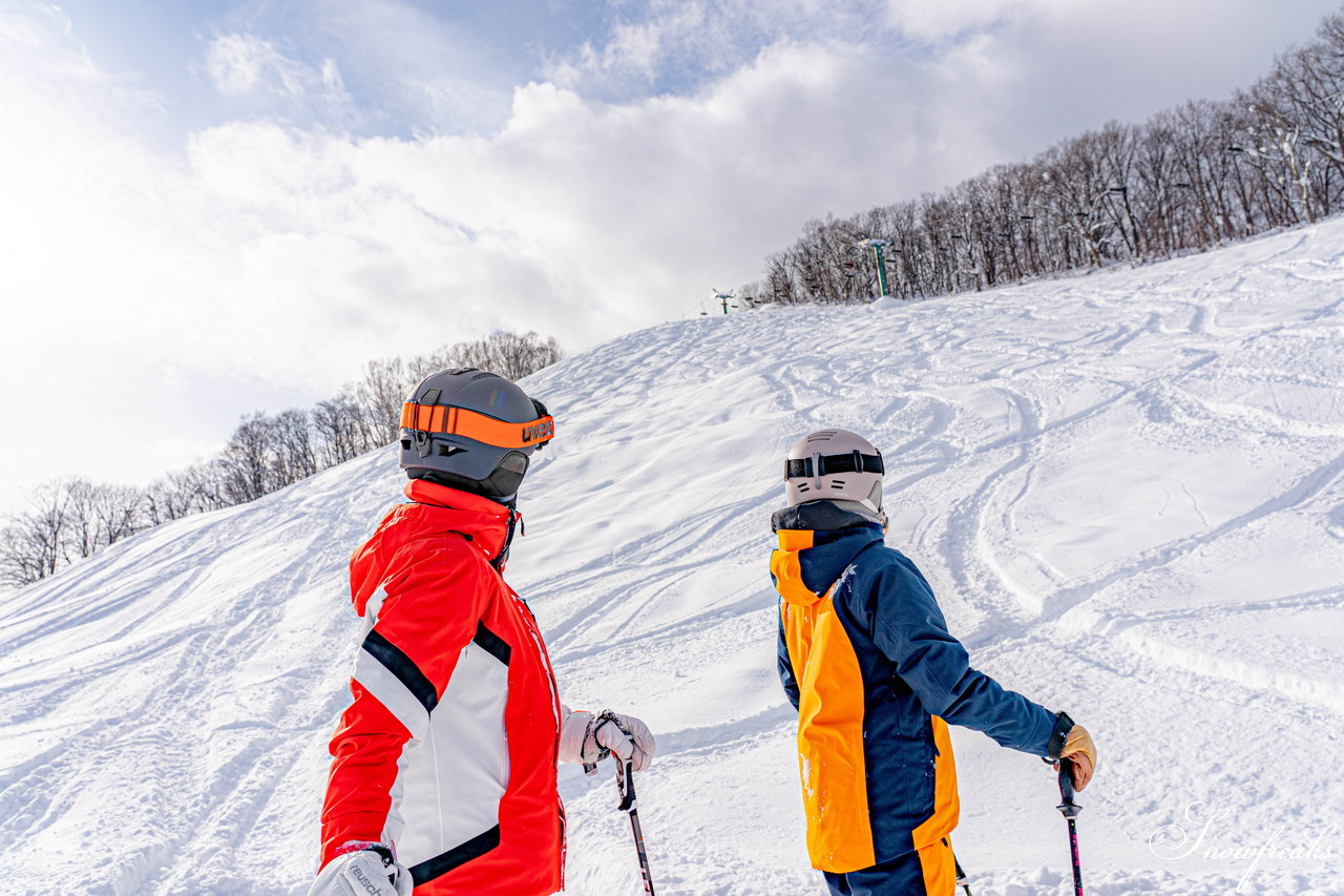 朝里川温泉スキー場　祝・積雪200cm到達。ふわふわのパウダースノーが降り積もったゲレンデを舞台に、女性スキーヤーチーム『TeamKP』成澤栞さんと秋山穂香さんが美しい滑りを披露！